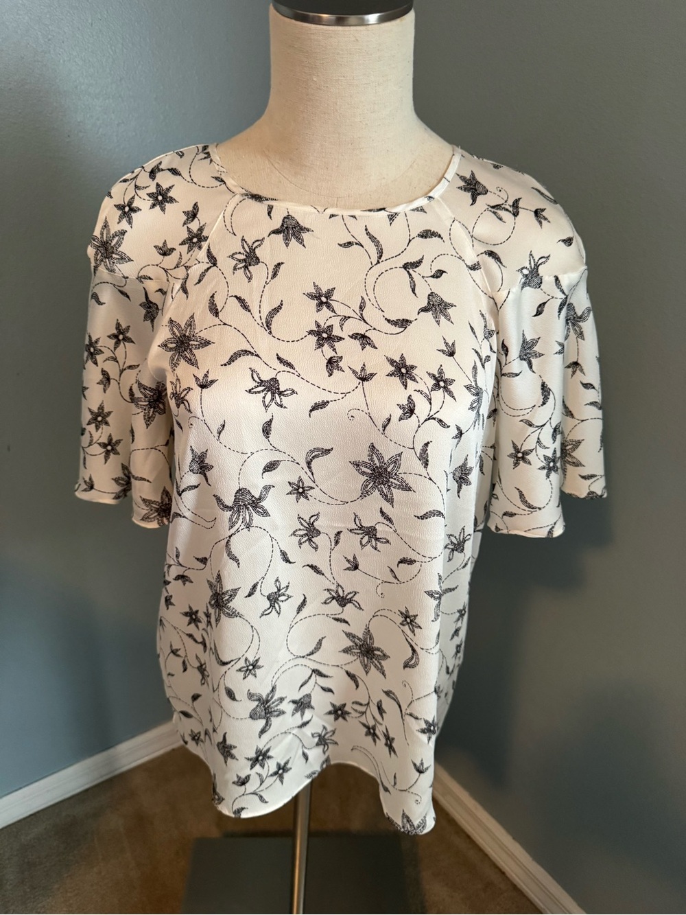 Vince Camuto Cream Flutter Sleeve Floral Print Top